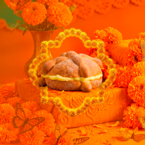 Pan de muerto relleno de crema bavaria
